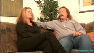 Blonda excitata si cu ulcioare uriașe obține dracu de fratele ei în drept lăsându-l cum pe sanii ei mari