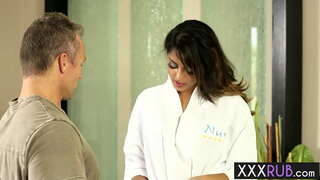 Seksi ljepotica Sofija Leone ustao na koljena i proguta kurac nakon masaže