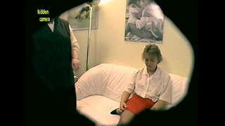 2 лесбіянки-матусі грають з анальною іграшкою! Amateurcommunity.xxx