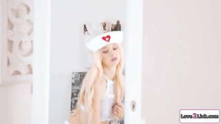 Блондинка менен маленькими сиськами кулпу кайтарып медсестрой үчүн ролевой оюндар.Ал кам көрөт өз грудастой подружке, лижет жана теребит манжалар менен анын пизду.Ал подставляет ага адам, качан ал оправе