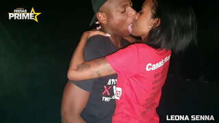 ���ાળા ગાય ખાય છે ડિપિંગ pussy સાથે તેના વિશાળ માસ્ટ