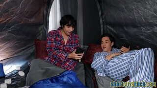 Sisate kuguar napadnut od strane kratki ljudi u trojku dok pusenja