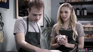 ���ુવાન વ્યક્તિ કબૂલે તેમના GF કે તેઓ cheated તેના પર છે, કારણ કે સેક્સ