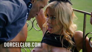 Секс у парку са прсата плавуша милфой