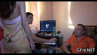 Teen די ילדה עומדת כלבלב אופנה