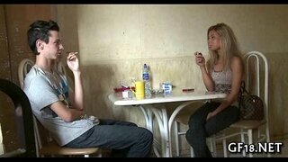 Chlapec sedí a hľadí Chlapec sedí a hľadí