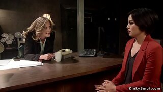 Blondi lesbo anaali vittu brunette apulaisupseeri kanssa hihna kukko