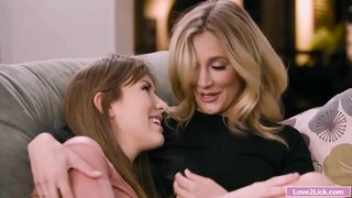 Stepmom ໄດ້ຮັບກົ້ນຂອງນາງນິ້ວມືແລະການຍອມແພ້ stepdaughter