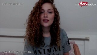 Горячая любительница из Германии использует толстый дилдо, чтобы растянуть свою узкую киску, и стонет громко, пока не кончает