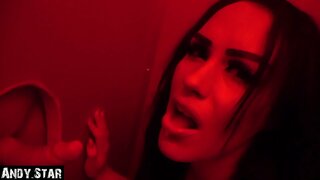 Sõbranna puhub dick juures Gloryhole