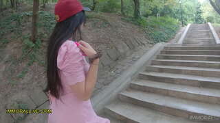 Dean va uning amakisi Dan 18 yoshli mushuk-Bella Anxel 1 ning 2 qismiga chuqur kirib, yosh fohishaga ikki qalin yuk beradi